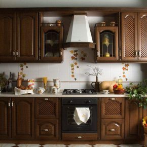 Кухня из массива с резными панелями "Осень"