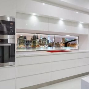 Кухня интегрированная из белых глянцевых панелей